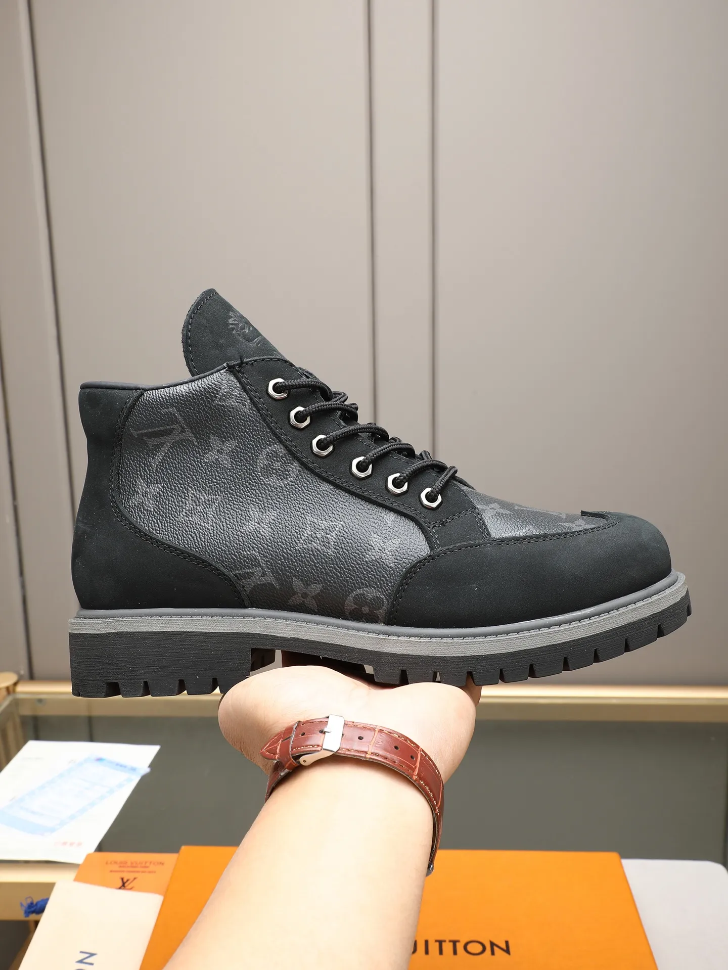 PP460 LOUIS VUITTON ss25 LV donkey brand new thick-soled lace-up big-toe shoes men's casual shoes high-top short boots. These boots are crafted from top-grain calf leather for a lightweight and comfortable fit. The thick EVA outsole is embellished with eye-catching ridges, and the trendy attitude of being both strong and soft makes it an everyday choice. ✔Upper: imported first-layer cowhide ✔Inner lining: sheep lining ✔Outsole: original molded outsole Size: 38-44 (45 customized)
